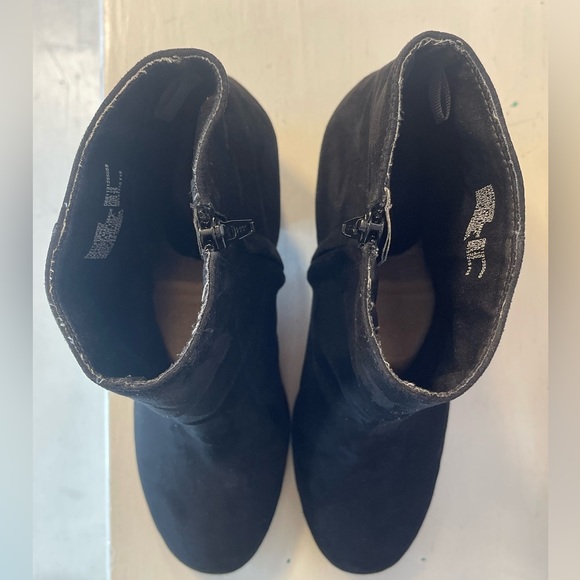 Time and True sz10 Retro Fall Winter Women Boots black Suede Short Block Heel - Picture 9 of 11